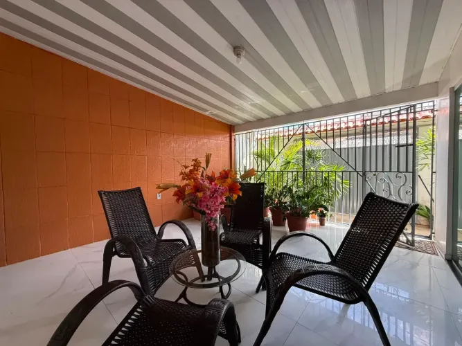 Casa Térrea Espaçosa na WE 14-B | 209 m² | 2 Quartos (1 Suíte) | Pátio para 2 Carros | Qui