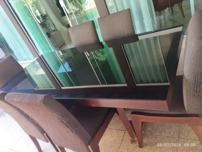 Mesa de jantar toda em madeira com tampão de vidro 2,00 x 1,00 com 6 cadeiras estofadas.
