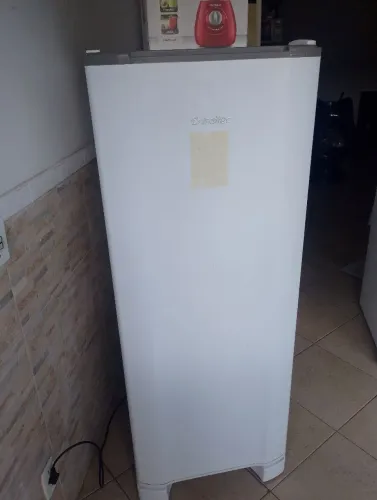 Vende Geladeira Esmalte 280. Litros. Toda inteira ok.