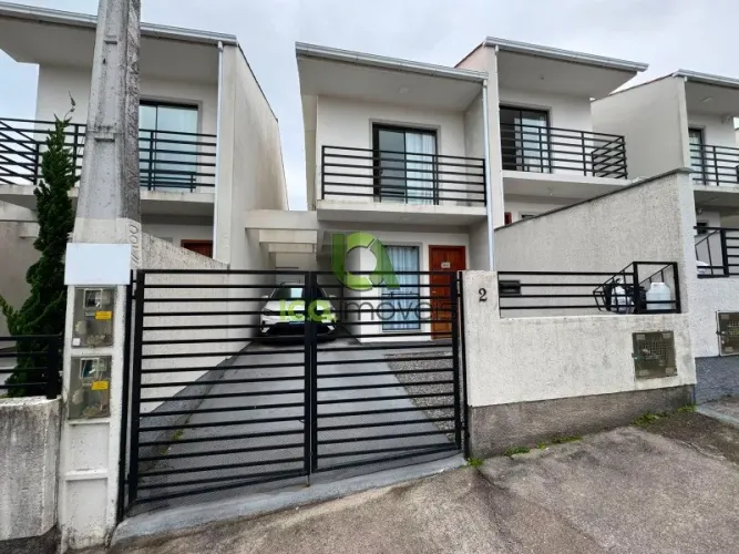 Casa à venda: o refúgio perfeito em São José - SC!