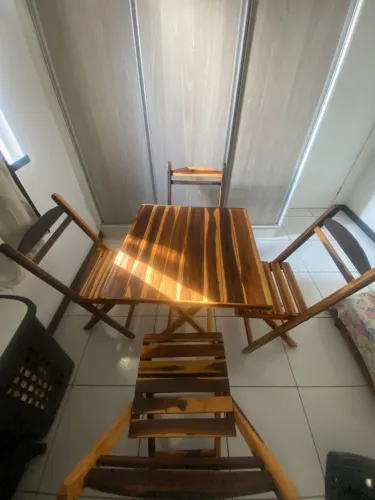 Mesa de madeira com 4 cadeiras