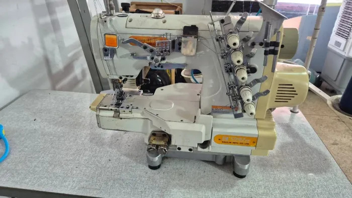 Máquina galoneira cilíndrica siruba modelo C007 acompanha o compressor 100LT