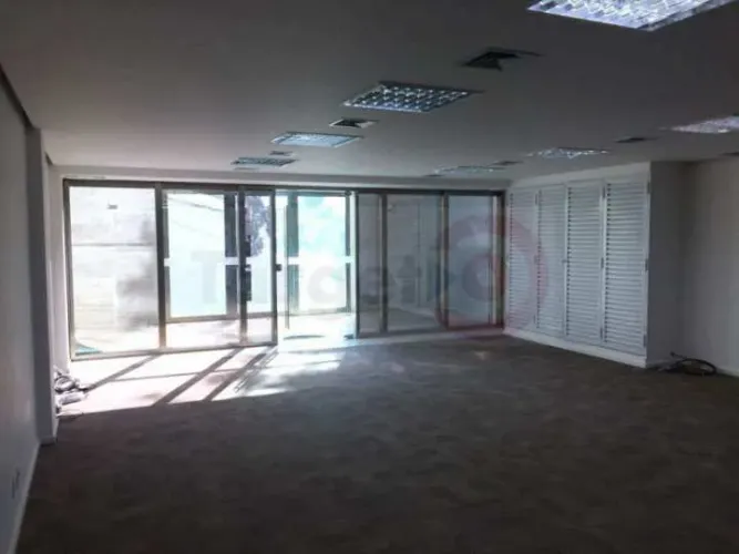 Prédio Comercial Exclusivo no Humaitá: Localização Estratégica e Mobilidade Privilegiada