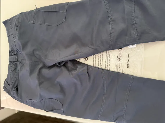 Calça tática na cor cinza