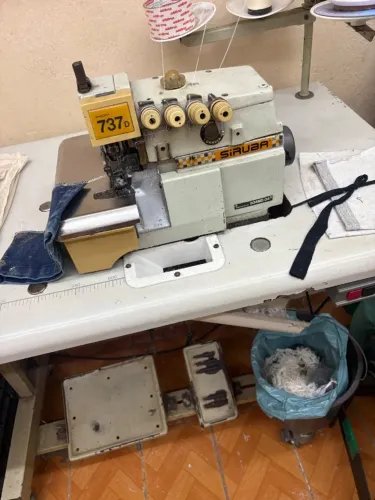 Máquina overlock industrial