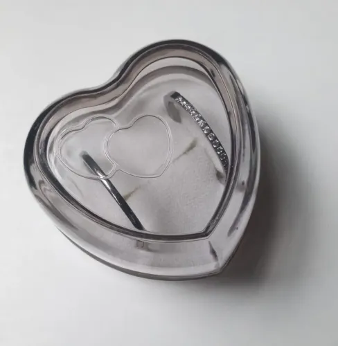 Vendo um lindo par de alianças em aço inox. 