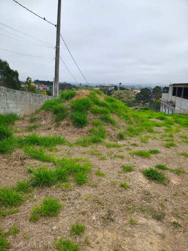Terreno com quadra e casas para terminar 