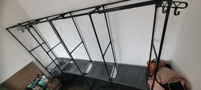 Arara de roupas com 4 divisórias  (entrego no metrô vl Matilde)