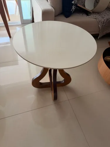 Mesa lateral em madeira e laca