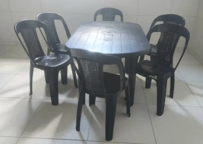 Conjunto de mesa com cadeiras de plástico