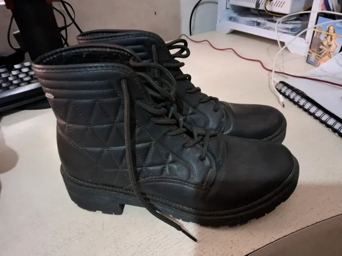 Bota preta dacota 37