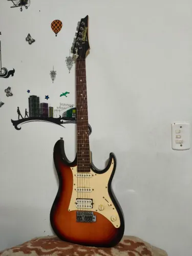 Guitarra Ibanez (com Capa, conjunto de palhetas, descanso de perna, ponte móvel, corda..)