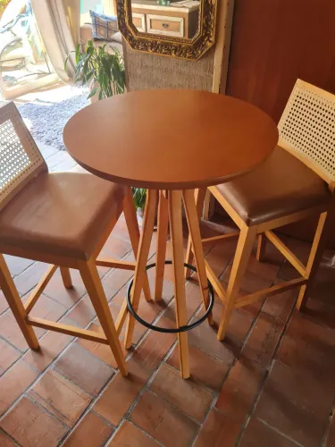 Mesa bistrô com duas banquetas altas em madeira nobre encosto de telinha.