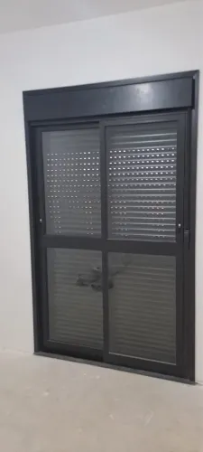 Porta de alumínio com persiana embutida 