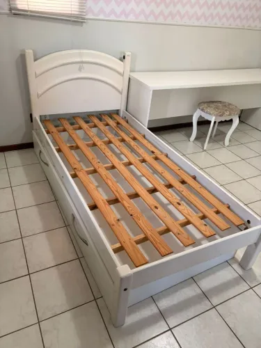 Cama solteiro e bancada