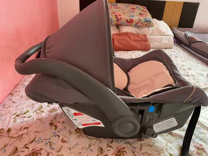 Vende-se bebê conforto Feminino.