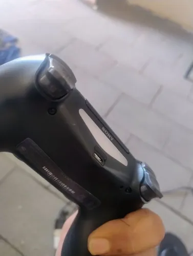 Playstation 4 com 1 controle e 4 jogos na mídia física