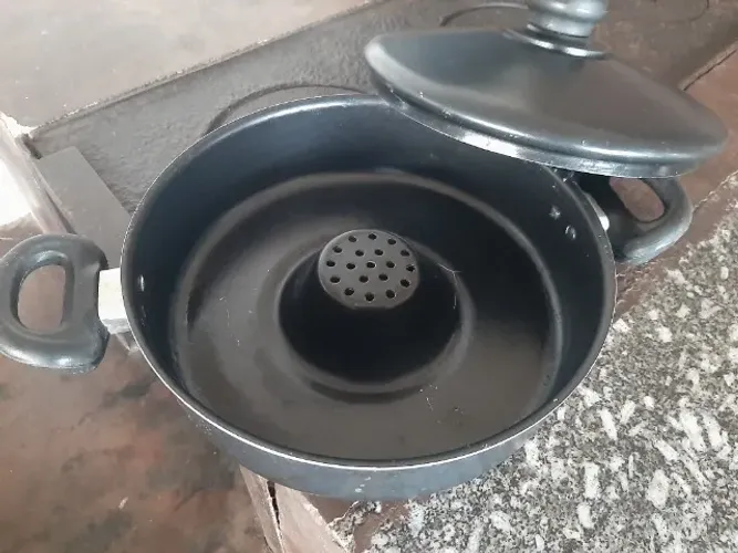 Assadeira/forma com tampa e furo central - 25 cm diâmetro
