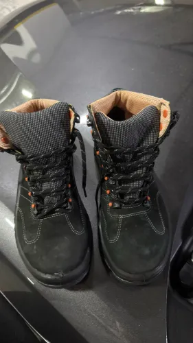 Bota de obra tamanho 37