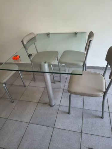 Mesa de vidro com 4 cadeiras