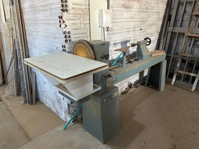Máquina Torno manual trifásico da marca Rockwell-Invicta. ÓTIMO ESTADO