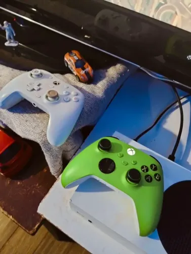 Troco Xbox séries s com 2 controles por um Pc gamer o console tem 1 jogo GTA 5 mídia digit