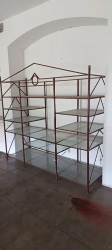 LINDA PRATELEIRA GRANDE ESTRUTURA DE FERRO COM BASES DE VIDRO /// R$1500,00