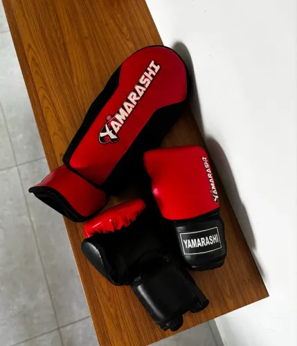 Luva e caneleira de Muay Thai e Boxe
