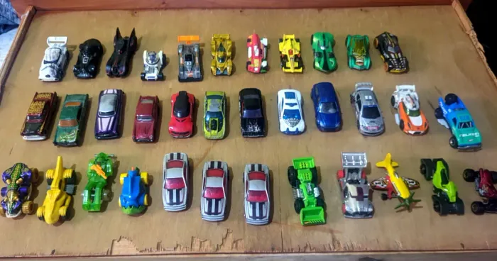 33 Hot Wheels + Caminhão Lançador Crashin' Rig (Star Wars, Batman, Coleção)