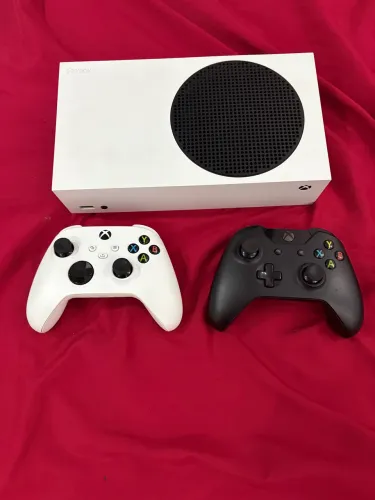 Xbox Series S - 2 controles