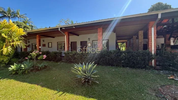 Venda de Chácara em Joinville-SC: 4 Quartos, 4 Suítes, 3 Salas, 8 Banheiros, 4 Vagas de Ga