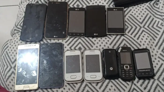 Carcaça de celular antigo - LG & Samsung
