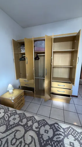 Jogo de Quarto Completo em Ótimo Estado - Guarda-Roupa + Cama + Colchão + 2 Criados