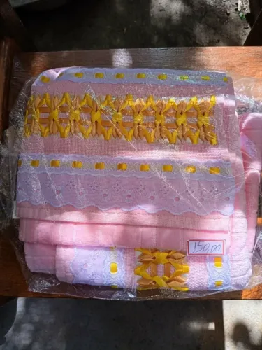 Toalhas bordadas à mão , ótimas para presentear pessoas queridas .