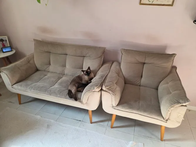Sofá (dois lugares) + poltrona