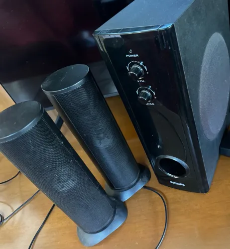 Sistema de som Philips 2.1, 2 caixas acústicas e 1 subwoofer