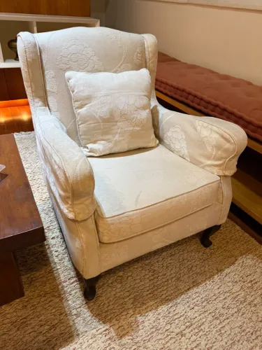 Poltronas Clássicas Bege Jacquard Pés Madeira