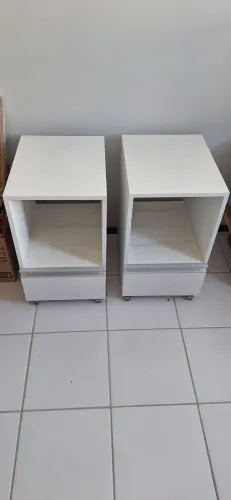 Mesa de cabeceira 02 unidades, branco em MDF com rodízios!