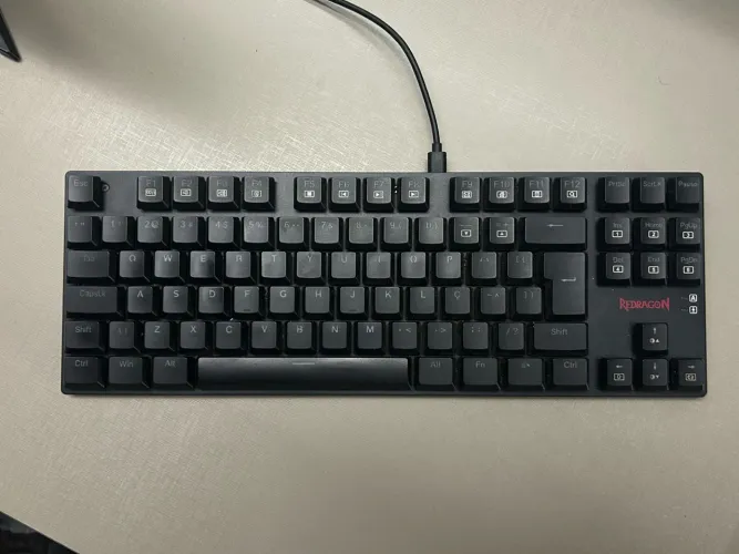 Teclado RedDragon e 2 Mousepads