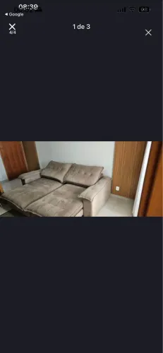 Soda reclinável com uma pequena avaria no assento
