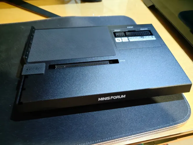 Base EGPU Minis Fórum DEG2 Thunderbolt 5/Oculink Nova/Sem caixa veio na bagagem.