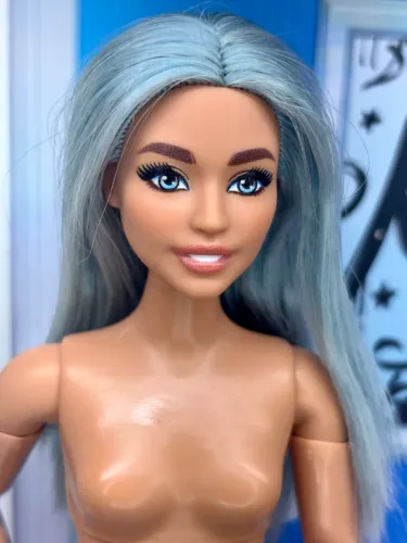 Barbie Fashionista em corpo MTM