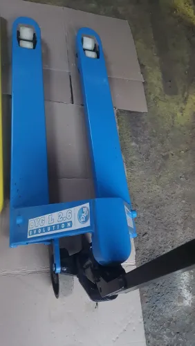 Vendo paleteira e Macacos hidraulicos