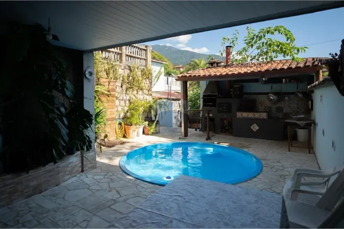 Casa à venda com área de lazer na Barra Velha, Ilhabela