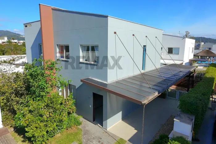 CASA PRONTA EM CONDOMINIO FECHADO