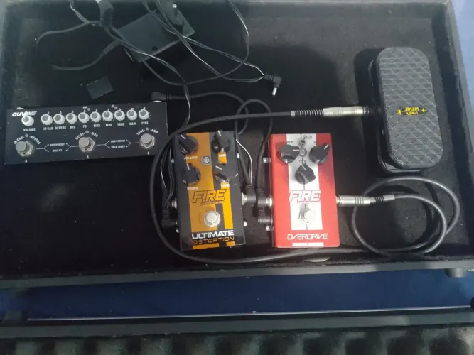 Vendo pedalboard top com case e vai um afinador de brinde