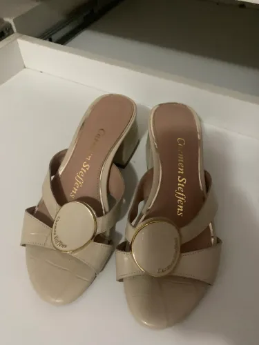 Sandália Carmen numeração:33. Só 55$