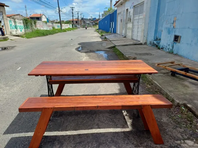VENDO MESA DE MADEIRA COM PE DE MAQUINA