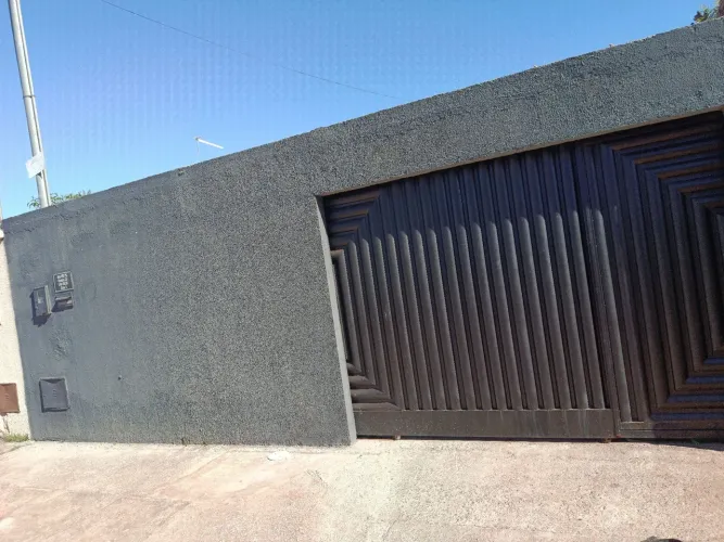 Casa grande 3 quartos, possui área/cozinha/banheiro/dispensa nos fundos