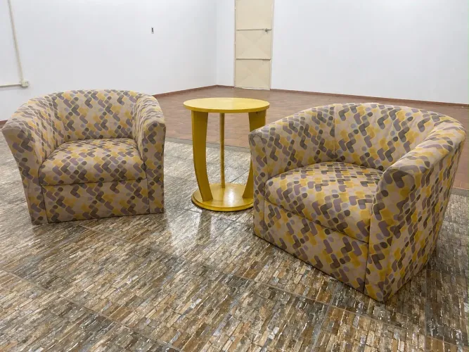 VENDO POLTRONAS E MESA AUXILIAR